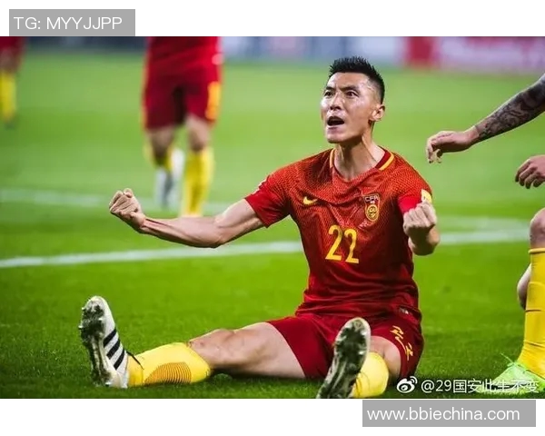 足球明星妻子拍戏遭遇警方突袭引发热议与关注